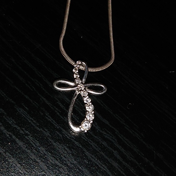 White gold & Leo diamond infinite cross pendant - Picture 1 of 4